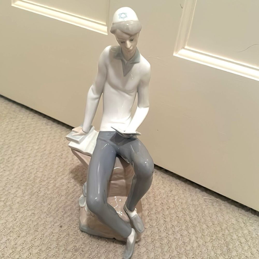 Vintage Lladro Retired Porcelain Figurine Hebrew Student 11.5" Tall. Number 4684